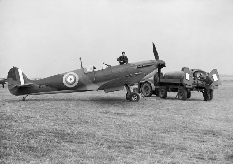  Ground_staff_refuelling_a_Supermarine_Spitfire_Mk_IIA_of_No._19_Squadron_RAF_at_Fowlmere_near_Duxford_in_Cambridgeshire_September_1940._CH1357.jpg